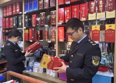 鄰水縣壇同市場監(jiān)督管理所開展“特供酒”清源打鏈專項(xiàng)檢查 強(qiáng)化酒類經(jīng)營秩序監(jiān)管